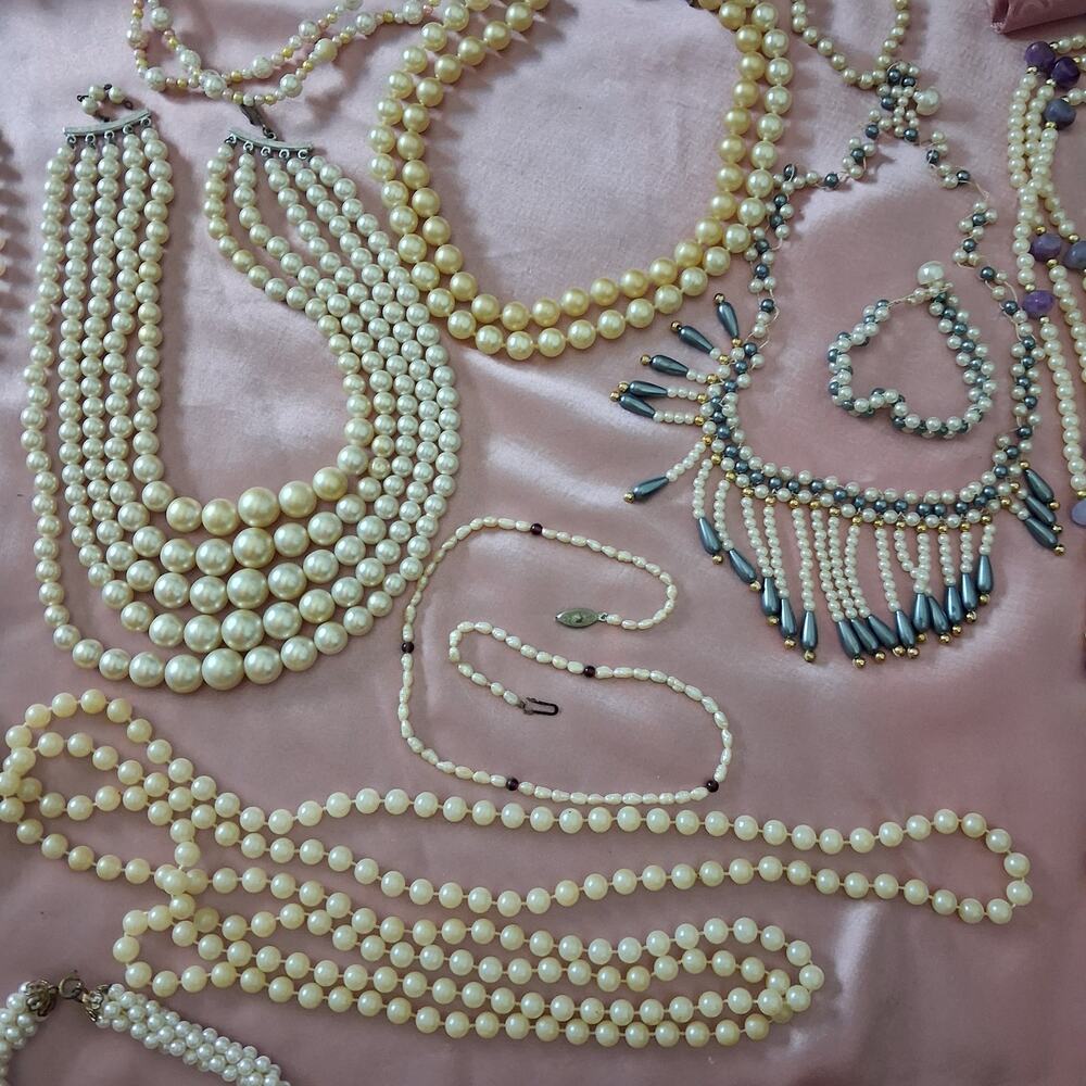 Pearl Jewelry Lot Necklace Bracelet FAUX Misc Stones Colors Eras Styles Costume - Picture 6 of 7